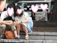 お座りお姉さん発見４６！！大変です！！パンツが見えてますよ