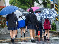 制服女子の雨の日の登校風景