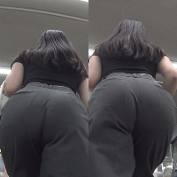 尻追尾★薄手グレースラックスを尻に食い込ませて階段を上る巨尻で爆乳女子