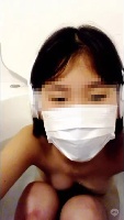 細くて若い女子が⋯ツルツルのあそこをお風呂で晒します