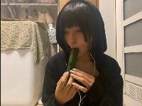 まさかのキュウリでオナる！笑顔のかわいい女子が⋯