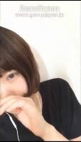 若い華奢な女の子が下着に手を入れて⋯