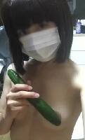 華奢な女の子がきゅうりを突っ込んで⋯