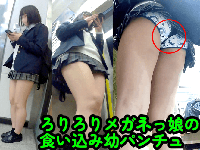 【川●市内出没】食い込みすぎて無意味な黒パンの美脚な眼鏡ちゃん