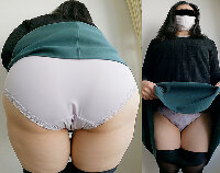 【ワンコイン人妻パンチラ】幼稚園の隣の喫茶店で必死に勉強する処女の臨時講師おばさん