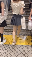 ミニスカ階段パンチラ　黒パン