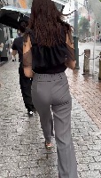 エロい服装の女子大生の浮き出るパン線