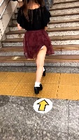 かなりかわいい女子大生のスカートがめくれていました。